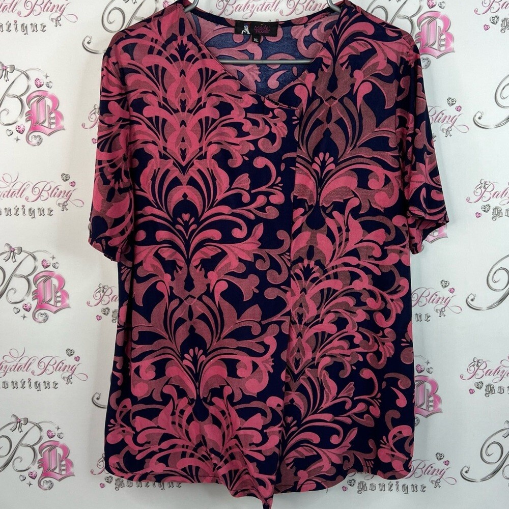 Model France tshirt ornate Chic Women's Blouse in Pink and Black Floral Design